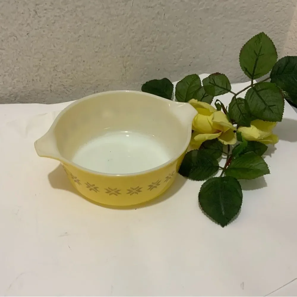 Vtg Pyrex Yellow 1 1/2 Pint Casserole/Baking Bowl 